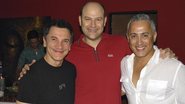 Patrick Vaysse, de vermelho, celebra 45 anos com os amigos Almir Soares e Juan Carlos Arcila Duque, em seu apartamento, em SP.