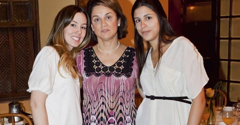 Em SP, Camila Pedrosa de Magalhães, com a sogra, Sofia Ferreira de Magalhães, e a cunhada, Camila Ferreira de Magalhães, filha de Sofia, promovem evento em prol de centro de capacitação.