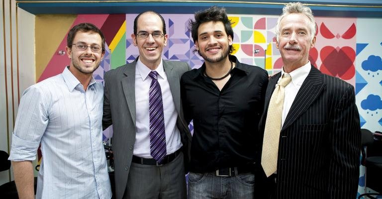 Leonardo Wichrowski, Bernardo Mascarenhas, Leandro Pires e Scott Emery confraternizam na inauguração do salão de Leandro, em SP.