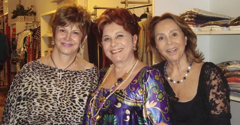 A estilista Petrô Stival (ao centro) é parabenizada por Cidinha Ramenzoni e Adelina Alcântara Machado por seus 65 anos em ateliê, SP.