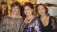 A estilista Petrô Stival (ao centro) é parabenizada por Cidinha Ramenzoni e Adelina Alcântara Machado por seus 65 anos em ateliê, SP.