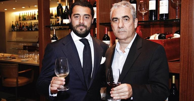 Em SP, Vicente Cebrián-Sagarriga y Suárez Llanos, conde de Creixell, brinda com Celso La Pastina, que acaba de comprar enoteca.