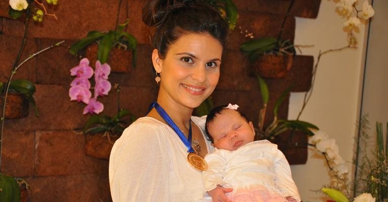 Aline Barros com a pequena Maria Catherine e a medalha do Grammy Latino - Divulgação