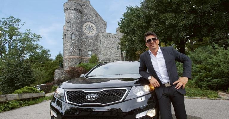 No Castelo de CARAS, em Tarrytown, a 40 minutos de Manhattan, o curitibano relembra sua trajetória no universo da velocidade e exalta fase dedicada ao empreendedorismo. Elegante, ele chega ao charmoso local a bordo do potente Kia Sorento. - Victor Sokolowicz