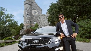 No Castelo de CARAS, em Tarrytown, a 40 minutos de Manhattan, o curitibano relembra sua trajetória no universo da velocidade e exalta fase dedicada ao empreendedorismo. Elegante, ele chega ao charmoso local a bordo do potente Kia Sorento. - Victor Sokolowicz