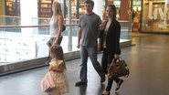 Luiza Valdetaro passeia com a família em shopping - Daniel Delmiro / AgNews