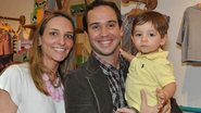 Caio Ribeiro, a mulher Renata Leite e o filho do casal, João - Tiago Arcanjo/Agnews