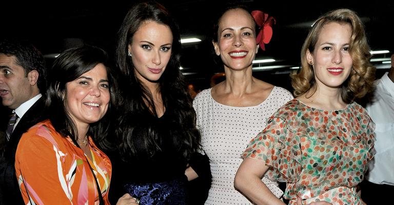 A estilista Daniella Helayel e sua nova sócia, Camilla Al Fayed, com Andrea Dellal e sua filha, a designer de sapatos Charlotte, em conferência paulistana. - Getty Images