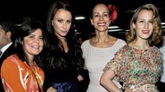 A estilista Daniella Helayel e sua nova sócia, Camilla Al Fayed, com Andrea Dellal e sua filha, a designer de sapatos Charlotte, em conferência paulistana. - Getty Images