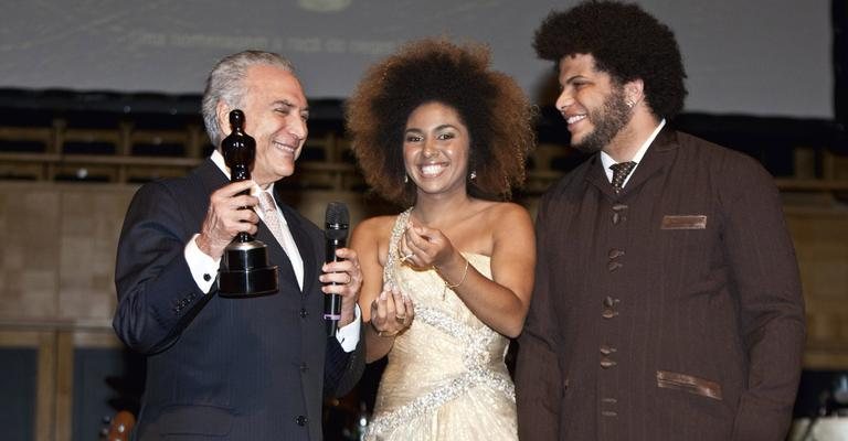 Michel Temer com Michele e Alyson, alunos da Faculdade Zumbi dos Palmares - Samuel Chaves