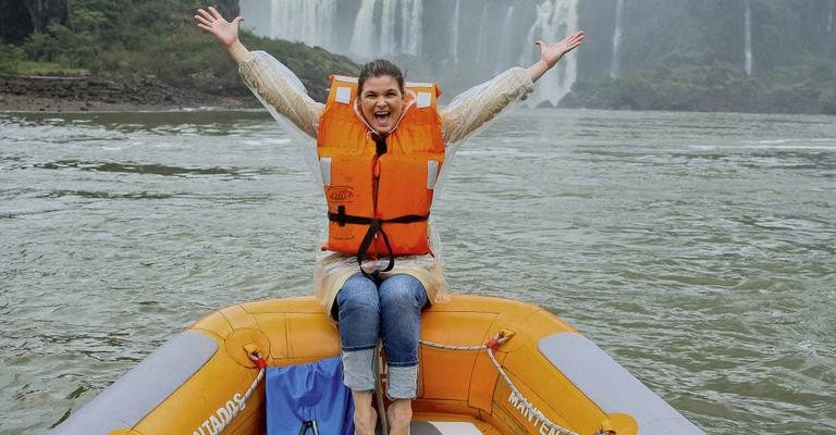 Cristiana se diverte em passeio de barco que passa bem próximo às Cataratas do Iguaçu. - Jader da Rocha