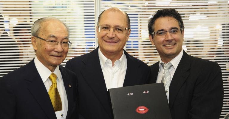 Toshio Uehara, presidente da Associação dos Técnicos em Prótese Dentária do Brasil, e o governador do Estado de São Paulo, Geraldo Alckmin, são recebidos por Marcos Celestrino no 12º Congresso Internacional de Técnicos em Prótese Dentária.