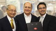 Toshio Uehara, presidente da Associação dos Técnicos em Prótese Dentária do Brasil, e o governador do Estado de São Paulo, Geraldo Alckmin, são recebidos por Marcos Celestrino no 12º Congresso Internacional de Técnicos em Prótese Dentária.