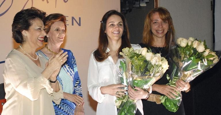 Lúcia Kurbhi, Marta Abdalla, Roberta Nahas e Andrea Kurbhi, nora de Lúcia, em desfile de grife teen feminina em prol de instituição que beneficia creches, com catwalk em hotel de SP.