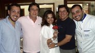 Os irmãos Carlos e Christian Burjakian ladeiam Eduardo Galvão, Suzy Rêgo e Fernando Vieira em seu restaurante, em SP.