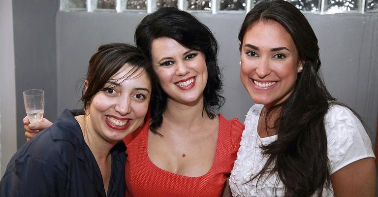 Ana Flávia Monegatto, entre Daniela Lucky e Mariana Cury, celebra um ano de salão especializado em unhas, SP.