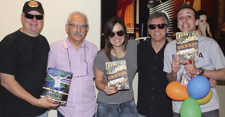 Gavião recebe na atração da rádio Transamérica Tom Gomes e Marcos Maynard (4º da esq. p/ dir.) com os também apresentadores Angélica Morango e Fuzil, em SP.