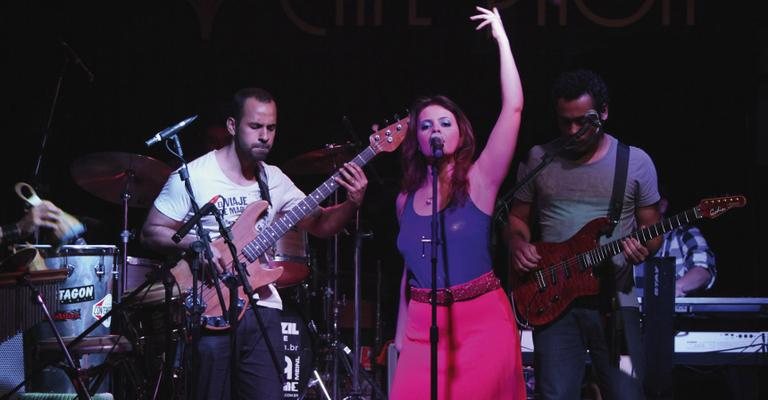 Com Luciano Campo Grande e Álvaro Campos, a cantora Barbara Marques solta a voz em casa noturna, SP.