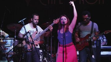 Com Luciano Campo Grande e Álvaro Campos, a cantora Barbara Marques solta a voz em casa noturna, SP.