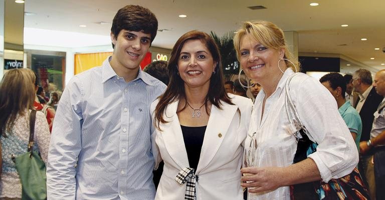 Com o herdeiro, Marcio, a médica Regina Maura Zetone Grespan e a escritora Nina Kuznetzow prestigiam abertura de shopping no ABC Paulista.