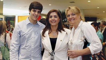 Com o herdeiro, Marcio, a médica Regina Maura Zetone Grespan e a escritora Nina Kuznetzow prestigiam abertura de shopping no ABC Paulista.