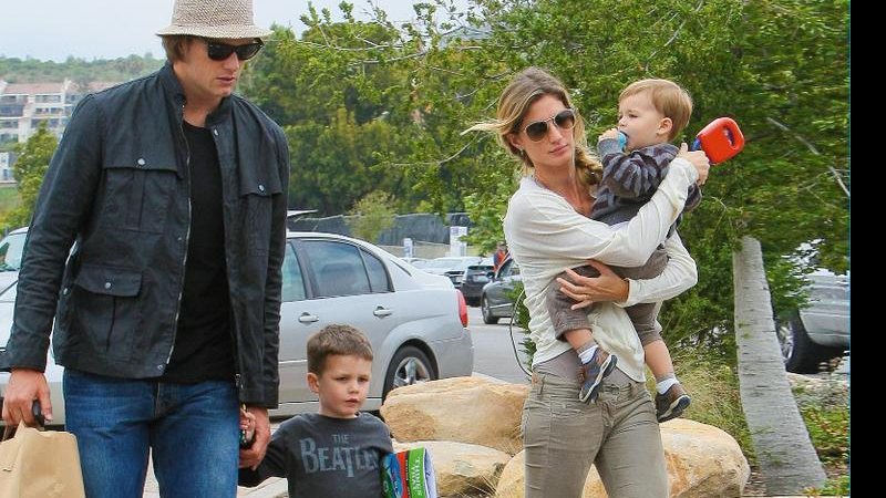 Benjamin Rein Brady - O baby da über model Gisele Bündchen e do jogador de futebol americano Tom
Brady puxou a beleza e o estilo dos pais. Frequentemente é fotografado com chapéus e boinas que, além de protegerem do sol, deixam Benjamin ainda mais fofo. - THE GROSBY GROUP