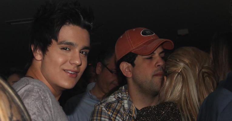 Luan Santana é fotografado sozinho na festa enquanto seu amigo Sorocaba conversa com loira misteriosa em festa - Manuela Scarpa / Photo Rio News