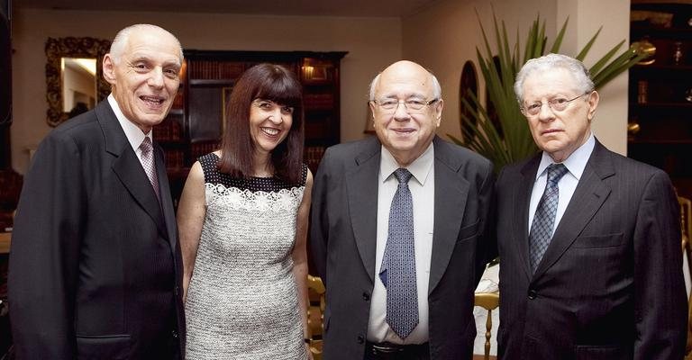 O escritor Luis Fernando Veríssimo (3º da esq. p/ a dir.) recebe láurea e é aplaudido por Jayme Blay, Ruth Fine e Arnaldo Niskier, em SP.