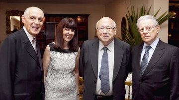 O escritor Luis Fernando Veríssimo (3º da esq. p/ a dir.) recebe láurea e é aplaudido por Jayme Blay, Ruth Fine e Arnaldo Niskier, em SP.