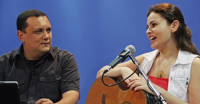 Paulo Carvalho recebe a cantora Barbara Marques em atração da JustTV, em SP.