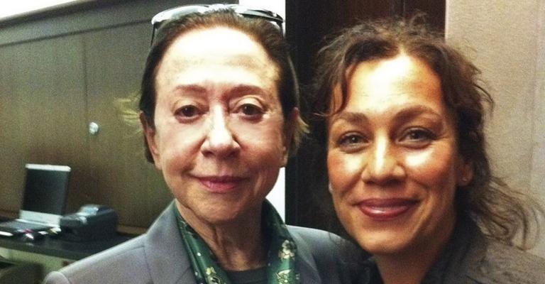 Fernanda Montenegro recebe a atriz Ester Laccava ao final de sua peça Viver Sem Tempos Mortos, em SP.