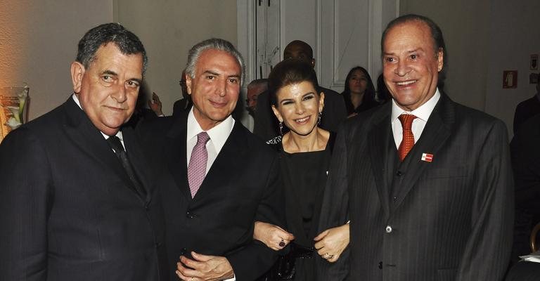 O deputado Arnaldo Faria e o vice-presidente Michel Temer com o casal Andréa e Américo Angélico nos dois anos do Instituto dos Advogados de Sto. Amaro, SP.