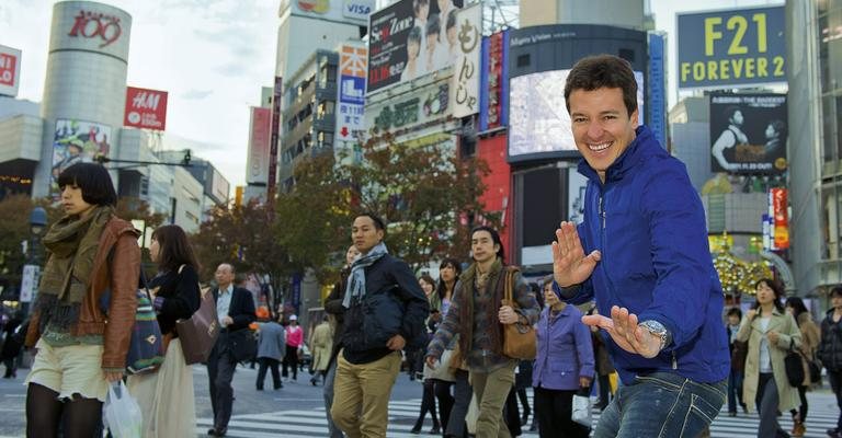 O apresentador de O Melhor do Brasil leva sua irreverência a Shibuya, famosa esquina de Tóquio.