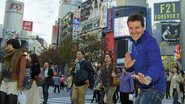 O apresentador de O Melhor do Brasil leva sua irreverência a Shibuya, famosa esquina de Tóquio.