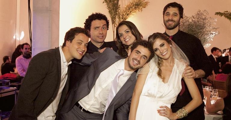 Rafael Cortez, Marco Luque, Monica Iozzi e Rafinha Bastos parabenizam Felipe Andreoli e Rafaella Brites - Aline e Patrícia Fotografia