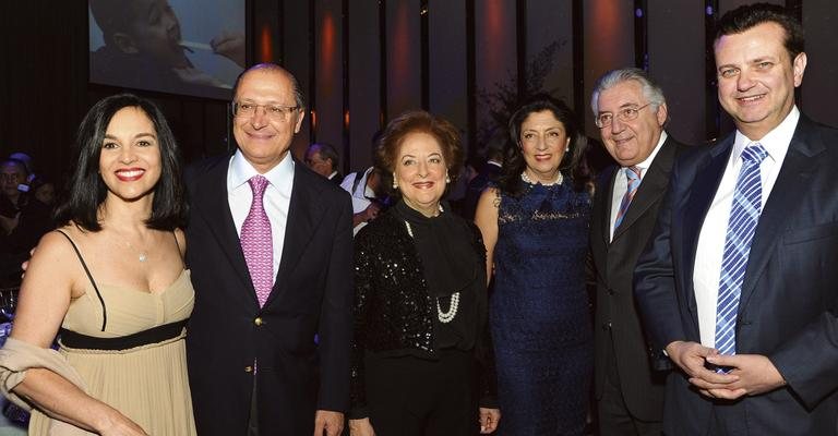 Aniversário de entidade é festejado em clube de SP por Lu e Geraldo Alckmin, Ivette Rizkallah, Silvia e Afif Domingos e Gilberto Kassab. - Eliane das Neves