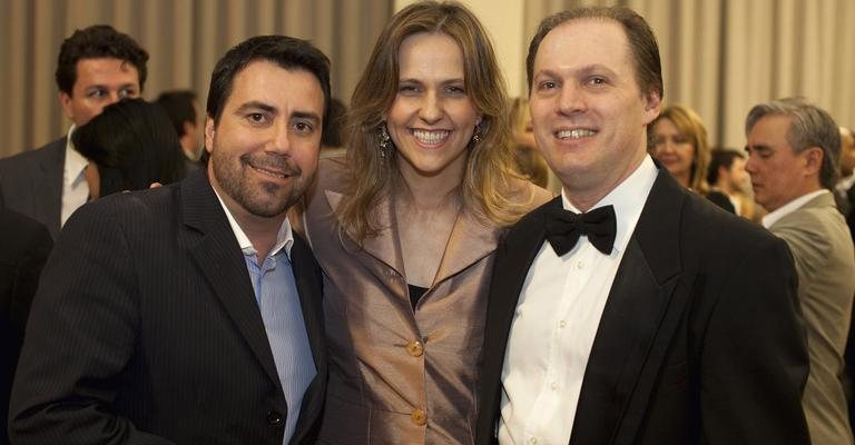 Carlos Ferreirinha celebra 10 anos de sua empresa de consultoria em gestão do mercado de luxo com o maestro Roberto Minczuk, com a mulher, Valéria, SP.