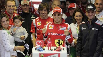 Bolo pelos 10 anos na F1 - Reuters