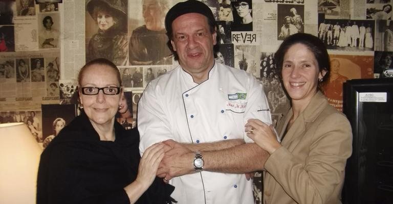 Cris Ferri, atriz e diretora de teatro, prestigia inauguração de espaço para shows com o chef Max Murray e a dona, Adriana Muniz de Mello, em São Paulo.