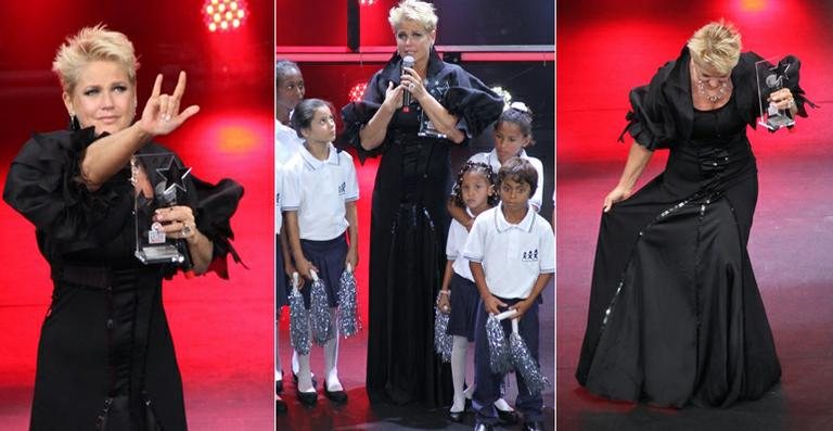 Xuxa Meneghel se emociona durante o Prêmio Extra de Televisão - AgNews