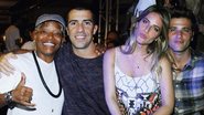 A cantora Mart’nalia com Claudio Carotta e o casal Giovanna Ewbank e Bruno Gagliasso, em cervejaria, SP.