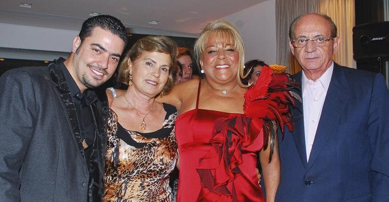 Felipe Prata festeja aniversário com a mulher, Maria Das Graças Costa, de vermelho, e o casal Celeste e Armênio Mendes, em SP.