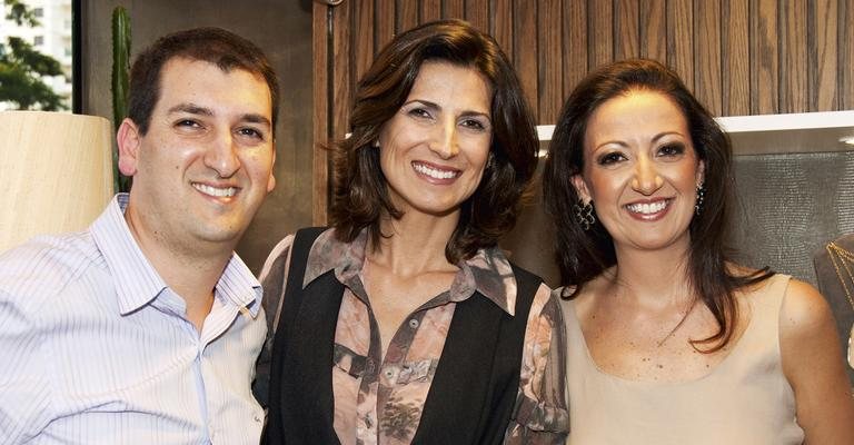 Com o irmão Marcelo Aidar e a atriz Jacqueline Dalabona, a designer Gabriela Aidar inaugura loja em São Paulo.