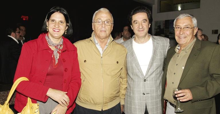 O casal Rosana e Fernando Botelho e Ricardo Viveiros, 4o da esq. para a dir., conferem lançamento do livro idealizado por Dimas de Melo Pimenta II, em São Paulo.