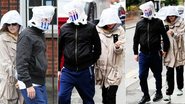 Kate Hudson e Matt Bellamy tentam se esconder dos paparazzi - GrosbyGroup