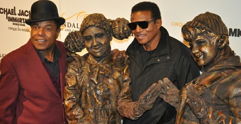 Tito Jackson e Jackie Jackson, irmãos de Michael Jackson e ex-membros integrantes do conjunto Jackson 5 - Splash News