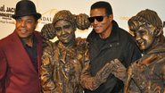 Tito Jackson e Jackie Jackson, irmãos de Michael Jackson e ex-membros integrantes do conjunto Jackson 5 - Splash News