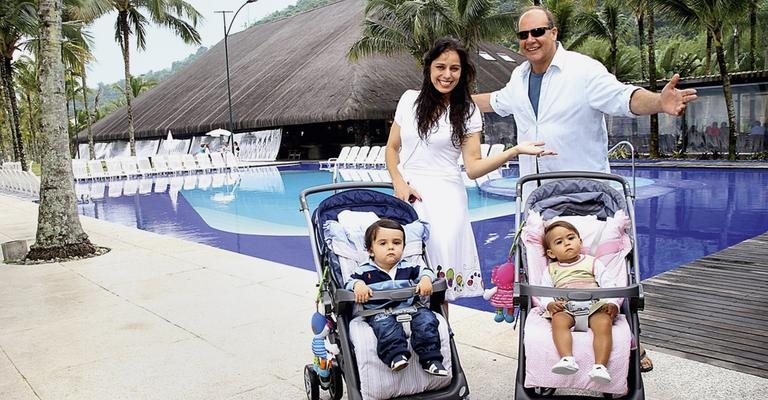 Na piscina, o casal passeia com Pedro e Carolina. - Divulgação