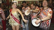 Saudada pelos ritmistas, Monique estreia como rainha de bateria. - Anderson Borde