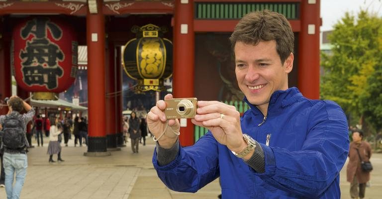 No bairro de Asakusa, o apresentador da Record captura, com sua câmera, imagem do templo budista Sensoji, um dos mais antigos da capital japonesa. - Martin Gurfein